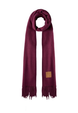 Sciarpa morbida e lunga di colore bordeaux con estremità frangiate e una piccola etichetta in pelle tan su un lato, piegata a loop nella parte superiore.
