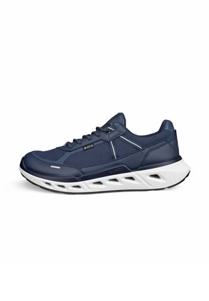Sneaker sportiva blu navy con suola bianca, tomaia in mesh e pelle, design con lacci e etichetta Gore-Tex sul lato per l'impermeabilità.