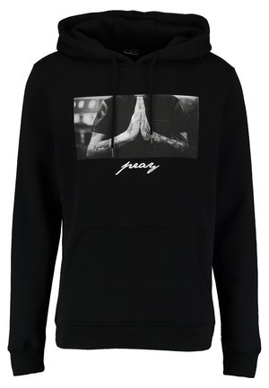 Sudadera con capucha negra hecha de una mezcla de algodón. Presenta un gráfico frontal de manos en oración y la palabra "pray" en un guion blanco.