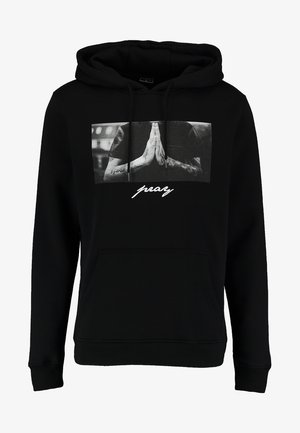 Zwarte hoodie gemaakt van een katoenmix. Kenmerkt zich door een graphic op de voorkant van biddende handen en het woord "pray" in witte schreefletters.