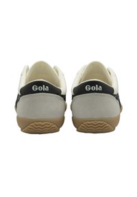 Sneakers Gola, con tomaia in pelle bianca e accenti neri, tacco in suede grigio e suola in gomma texturizzata. Logo impresso sul tallone.