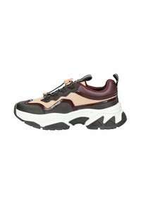 Zapatillas chunky que combinan cuero sintético marrón y malla beige. Con suela negra y blanca, cordones elásticos y una tira de agarre.