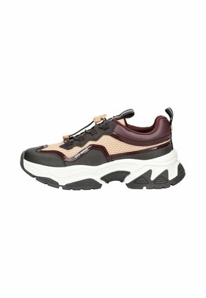 Sneaker spessi con un mix di pelle sintetica marrone e mesh beige. Accentuati con una suola nera e bianca, lacci elastici e una linguetta per il sollevamento.