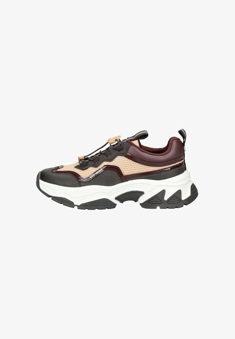 Dicke Sneakers aus einer Kombination von braunem synthetischem Leder und beigem Netzmaterial. Akzentuiert mit einer schwarzen und weißen Laufsohle, elastischen Schnürsenkeln und einer Zuglasche.