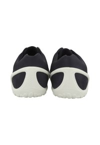 Sneaker navy con materiale superiore liscio, suole intermedie bianche e suole esterne in gomma testurizzata con accenti forati per la ventilazione.