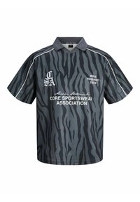 Chemise de sport gris foncé avec des rayures noires en forme de tigre, passepoil blanc sur les manches et le col, et texte blanc incluant « Core Sportswear Association ».