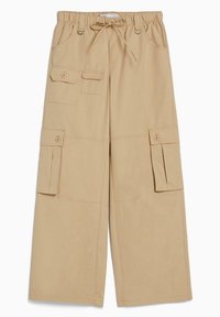Beige cargobroek met een elastische tailleband en trekkoord, uitgerust met meerdere zakken en een losse pasvorm. Gemaakt van lichtgewicht stof.