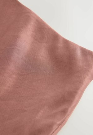Vaaleanpunainen kangas, jossa on sileä pinta ja hieman kiiltoa, esittää hienovaraisia laskoksia ja siisti, ommeltu reuna.