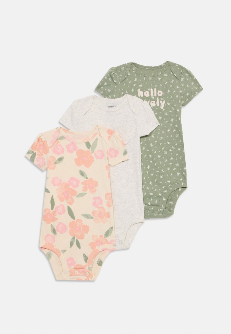 Trzy niemowlęce body: jedno w różowo-zielony kwiatowy wzór, jedno w heather grey, a jedno oliwkowe z białym napisem "cześć, piękna". Miękka bawełna.
