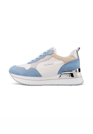 Sneaker bianca e blu realizzata in pelle scamosciata e pelle, con un accento argento sulla suola, punta rotonda e lacci piatti.