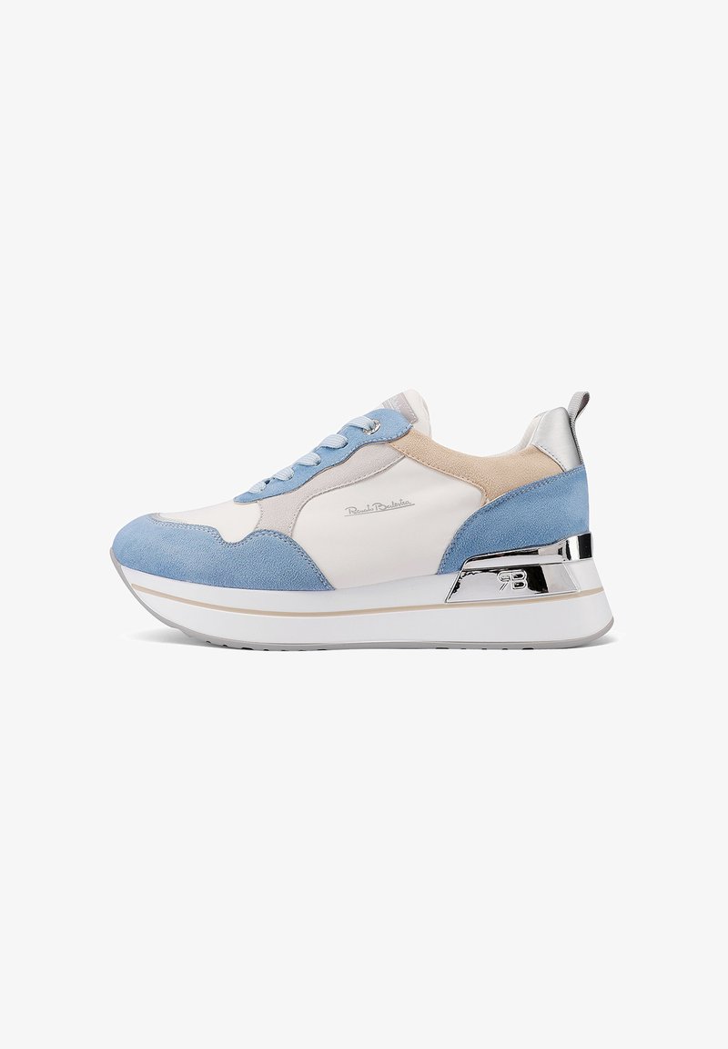 Sneaker bianca e blu realizzata in pelle scamosciata e pelle, con un accento argento sulla suola, punta rotonda e lacci piatti.