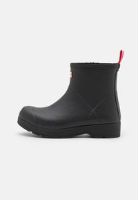 Schwarzer Gummistiefel bis zum Knöchel mit glatter Textur, runder Zehenpartie und einem roten Ziehschlaufen hinten. Verfügt über eine niedrige, robuste Sohle für Langlebigkeit.