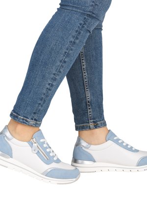 Weiße und hellblaue sportliche Sneaker mit glatter Textur, seitlichem Reißverschluss, kontrastierenden Akzenten und gepolsterter Sohle.