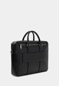 Valigetta in pelle nera con motivo triangolare testurizzato, doppie cerniere, due manici arrotondati e una larga fascia nera decorativa sulla parte anteriore.