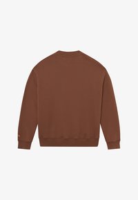 Hnedá mikina, textúrovaná látka, okrúhly výstrih, rebrované manžety a lem, pohľad zozadu. Na ľavom rukáve je malý žltý nápis.