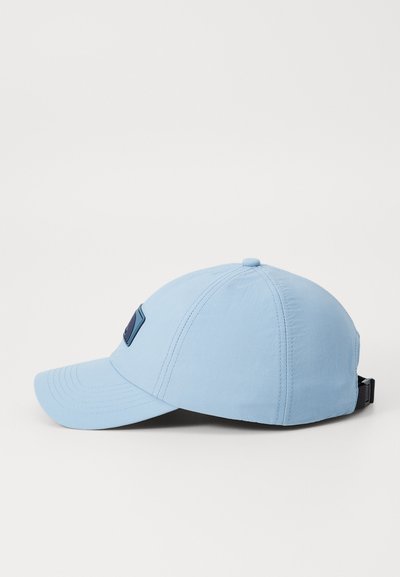 Casquette de baseball bleu clair avec une visière courbée, texture en tissu, un écusson logo contrastant à l'avant et une sangle ajustable à l'arrière.