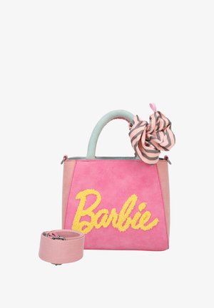 Sac à main en daim rose avec des poignées douces, orné d'un lettrage « Barbie » jaune et d'un chouchou rayé rose et brun. Inclus une sangle amovible.