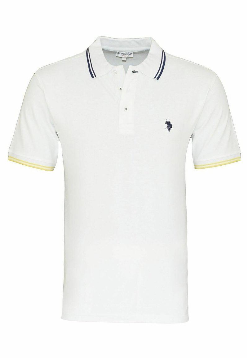 Polo blanc en coton avec un col classique, une patte de boutonnage à deux boutons, des poignets rayés bleu marine et jaune, et un petit logo brodé.