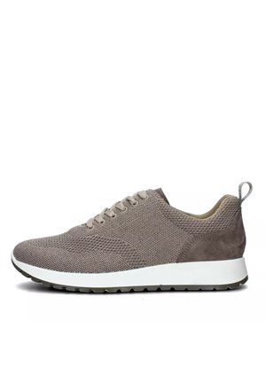 Zapatilla atlética ligera en malla y ante color marrón. Presenta una suela de goma blanca, cordones redondos y una lengüeta en el talón para facilitar su uso.