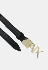 Cintura in pelle nera con finitura testurizzata e fibbia rettangolare in tono oro che presenta un logo "YX" stilizzato in un design geometrico.