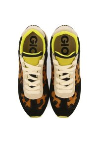Zapatillas multicolores con estampado de leopardo, ante negro, acentos beiges y un interior amarillo. Presentan cordones planos y suelas de goma texturizadas.