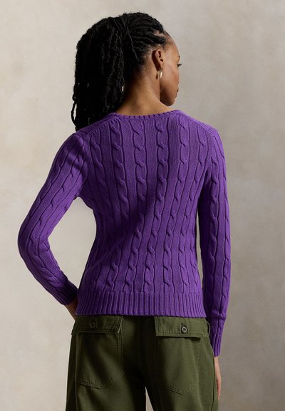 Μωβ πλεκτό πουλόβερ με σχέδιο καλωδίου, με στρογγυλή λαιμόκοψη και ριμπ τελείωμα, συνδυασμένο με ελιάς πράσινο παντελόνι cargo.