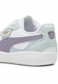 Białe sneakersy z akcentami w kolorze lawendy i jasnoniebieskim, wykonane z zamszu i skóry, z wyściełanym kołnierzem oraz teksturowaną białą gumową podeszwą. Złoty detal logo.