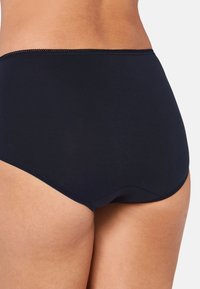Zwarte katoenen onderbroek met hoge taille en elastische tailleband. Glad textuur, geen zichtbare patronen en een eenvoudig ontwerp voor comfort.