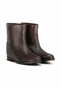 Stivali ankle in pelle marrone con finitura liscia, punta arrotondata, tacco basso e dettaglio cucitura laterale.