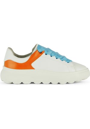 Baskets en cuir blanc avec accents orange et bleu clair, languette rembourrée texturée et semelle blanche épaisse avec des crampons arrondis.
