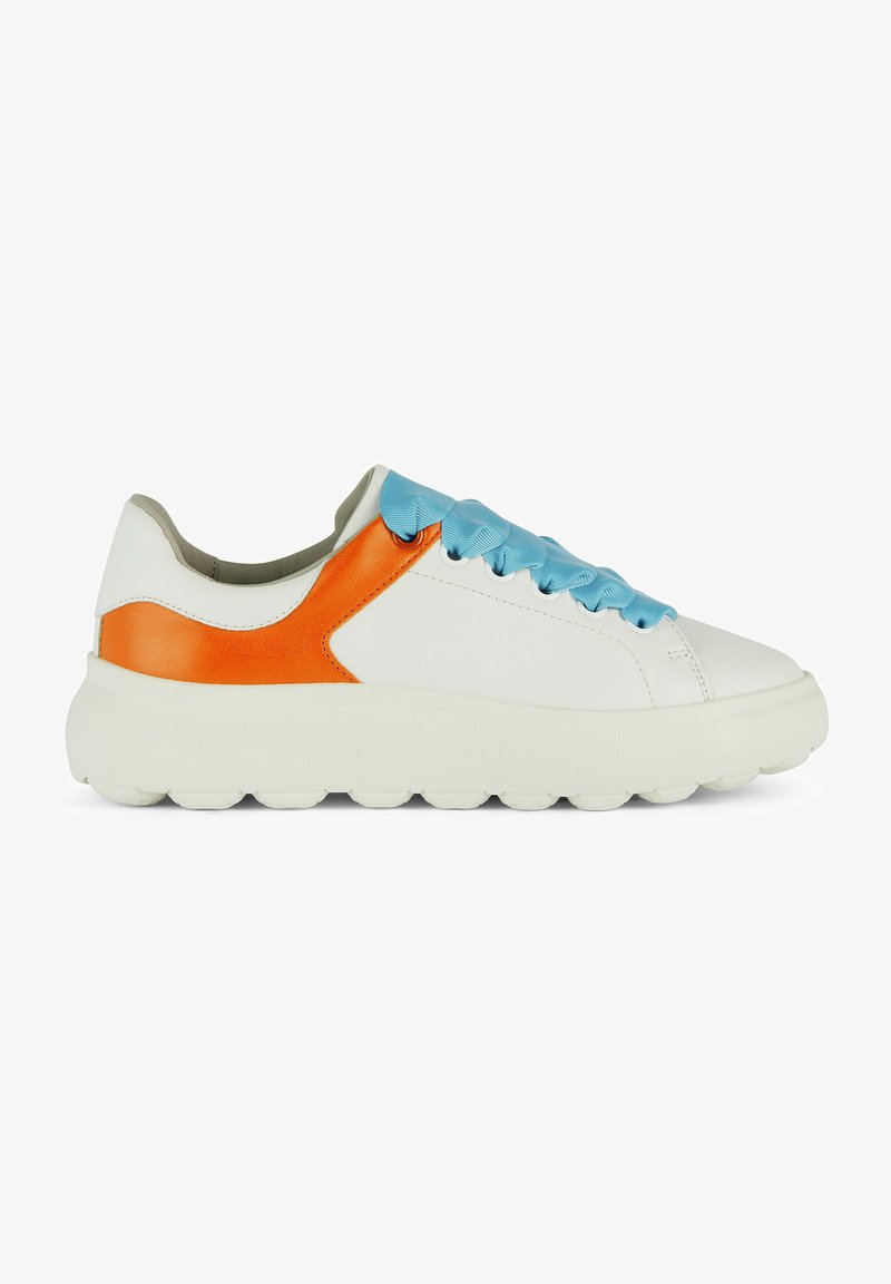 Zapatilla de cuero blanca con acentos en naranja y azul claro, lengüeta acolchada texturizada y suela blanca gruesa con tacos redondeados.