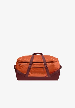 Grand sac polochon orange et bordeaux avec deux poignées, une poche avant zippée, et le nom de la marque "VAUDE" sur le côté.