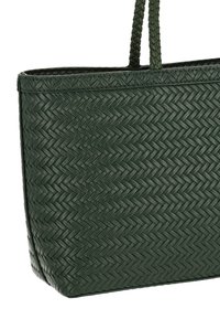 Bolso tote tejido de cuero verde con un patrón texturizado y dos asas, con forma rectangular y apertura superior.