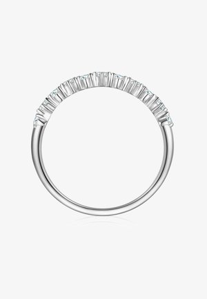 Anillo de plata con una banda curva adornada con pequeñas piedras claras y brillantes dispuestas de manera irregular a lo largo del borde superior. Textura suave.