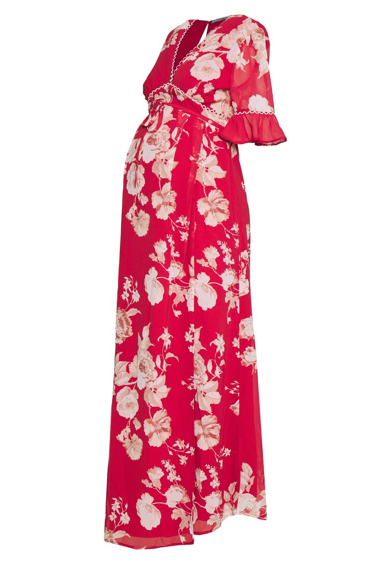 Robe maxi rouge à fleurs avec des manches courtes et volantées, présentant une taille cintrée et un tissu fluide orné de grandes fleurs rose clair.