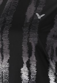 Sort atletisk skjorte med vertikale grå striber og abstrakte mønstre. Har et lille logo på øverste højre side. Glat tekstur.