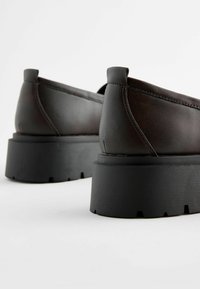 Next WIDE FIT - Loaferit/pistokkaat - black brush off