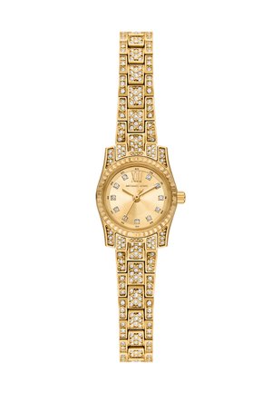 Montre dorée avec un boîtier texturé, un bracelet à maillons et un cadran affichant des chiffres romains ainsi que plusieurs cristaux pour la décoration.