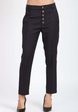 Pantaloni neri su misura con vestibilità slim, caratterizzati da cinque bottoni decorativi sul davanti e una texture liscia e tessuta.