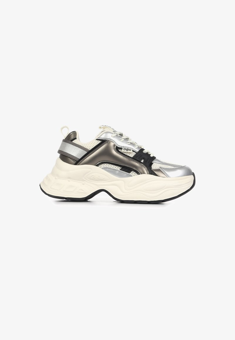 Srebrno-czarne sneakersy z masywną białą podeszwą. Posiadają siateczkę, błyszczące akcenty i teksturowaną cholewkę. Zapięcie na sznurówki z pętelką z tyłu.