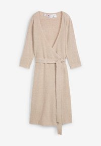 Vestito avvolgente in maglia beige con scollo a V profondo, maniche a tre quarti e vita con laccetto. Presenta una texture a costine in tutto il capo.