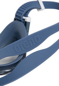 Niebieskie silikonowe okulary pływackie z przezroczystymi soczewkami, z teksturowanym paskiem i logo "arena". Regulowany design zapewniający komfort.