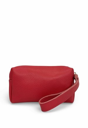 Pochette compacte en cuir rouge avec surface texturée et une boucle de sangle assortie attachée sur un côté.