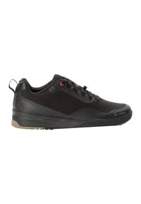Scarpa sportiva nera con una tomaia sintetica liscia, dettagli in rete, suola in gomma con texture e lacci rossi.