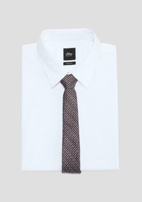 Witte slim-fit shirt met een gespreide kraag, gecombineerd met een geweven stropdas met een zwart en rood geometrisch patroon.
