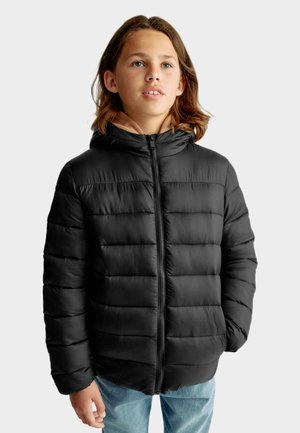 Zwarte pufferjack met een ritssluiting aan de voorkant, horizontale stiksels en een capuchon met trekkoord. Het materiaal lijkt glad en geïsoleerd.