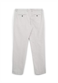 Pantalons gris clair avec des rayures verticales blanches, texture lisse, comprenant deux poches arrière avec fermeture à bouton noir et passants de ceinture.