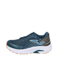 Zapatillas deportivas de malla azul marino con acentos naranjas. Cuentan con un upper texturizado, una suela blanca acolchada y un diseño elegante y aerodinámico.