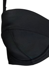 Close-up af en sort polstret BH-skål med synlige syninger og en tynd justerbar strop på en ensfarvet hvid baggrund.