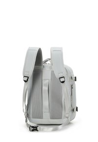 Mochila gris con correas de hombro de malla acolchada, bolsillos laterales con cremallera y un exterior de tela duradera. Cuenta con correas ajustables y un asa en la parte superior.